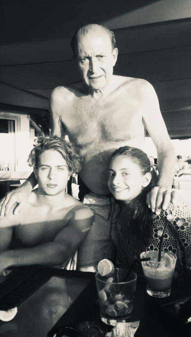 Manu con su papá y su hermana